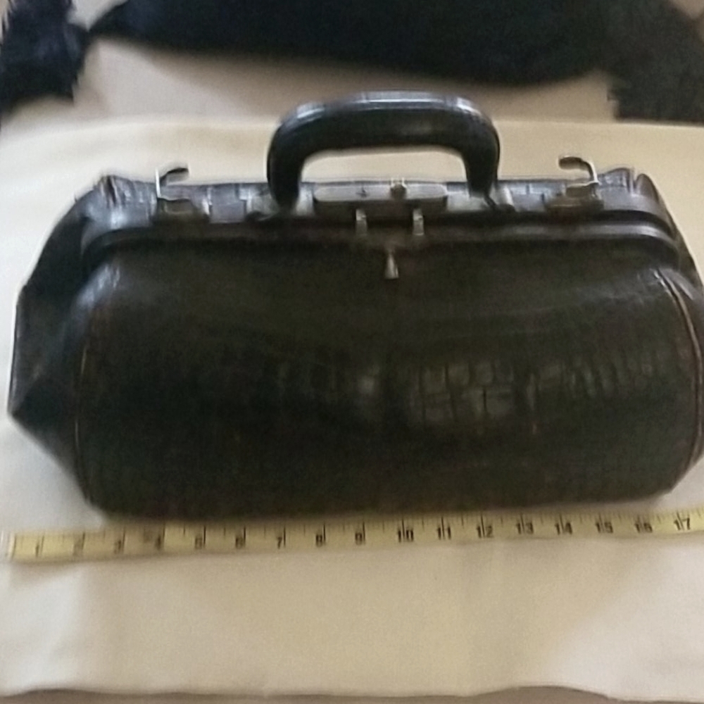 Vintage alligator  dr. Bag